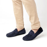Mocassino da uomo in morbida pelle scamosciata blu, fatto a mano da Pianigiani Bags.